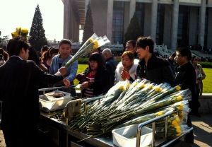 Venta de flores en la entrada del mausoleo de Mao. MIKEL BUTRAGUEÑO