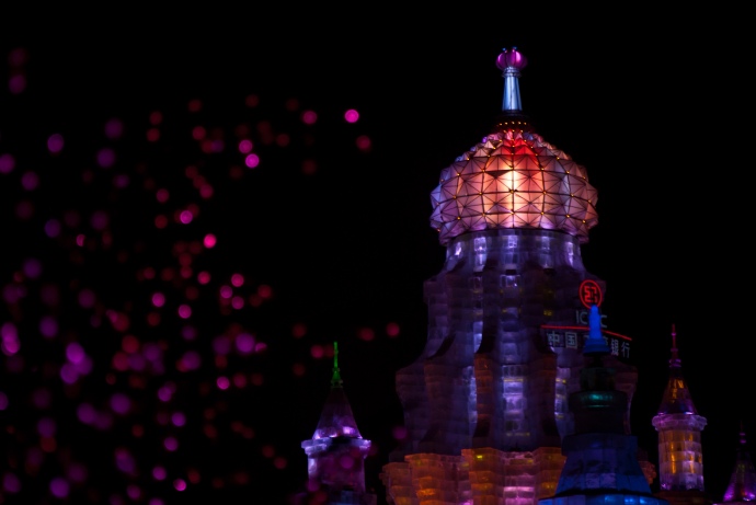 Luces de colores que iluminan la cúpula de una iglesia ortodoxa esculpida con hielo y cincel. MIKEL BUTRAGUEÑO